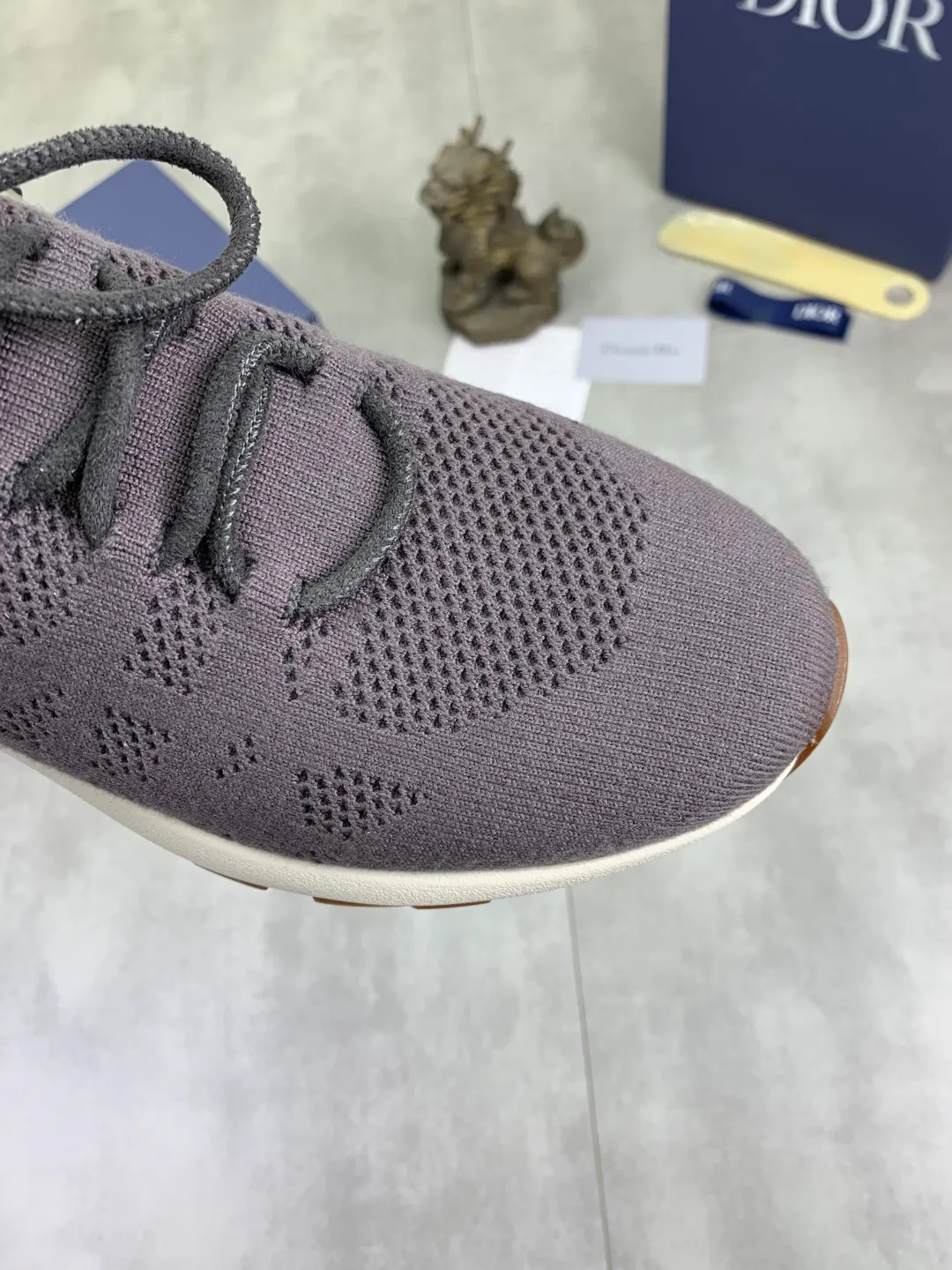Men's men's shoes P400 new Dior Tech sneakers 2026 early spring series new products, with fashionable details, highlighting retro aesthetics. The fly-knit upper is spliced ​​with the sides of apricot transparent mesh fabric, and the leading edge of the upper window is laminated with high-frequency flat ironing and counter-pressure. The original craftsmanship is beautiful, comfortable and does not fall off. The interior is made of tonal sheep lining, which is soft and comfortable. The heel and tongue are embellished with the Paris logo. The textured TPU soles with the same tonal logo add to the high-end style.  Code number: 38-45 (46 customized)